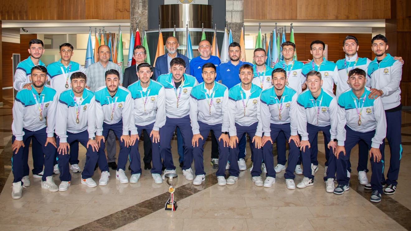 Türkiye’yi İtalya’da temsil edecek şampiyonlar, Rektör Yılmaz’ı ziyaret etti